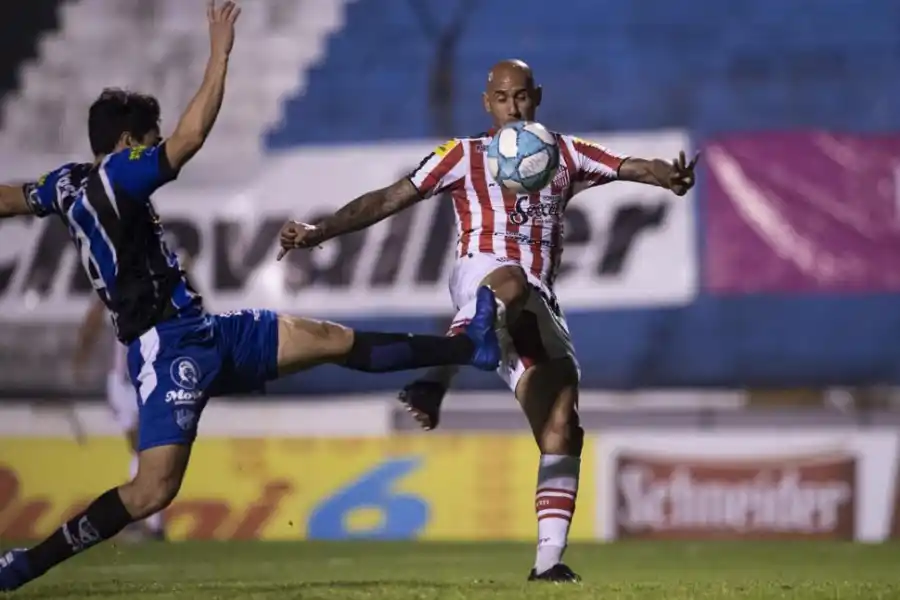 HOMBRE CLAVE. Mercier es el DT dentro del campo. Ordena a sus compañeros, marca y juega.