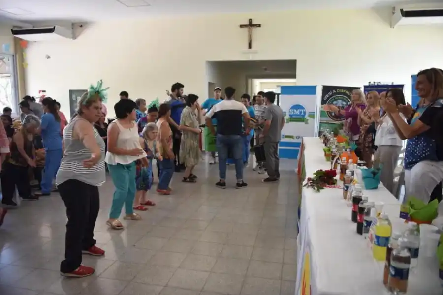 SE HACEN SENTIR. La murga de los residentes le puso fiesta a la presentación. 