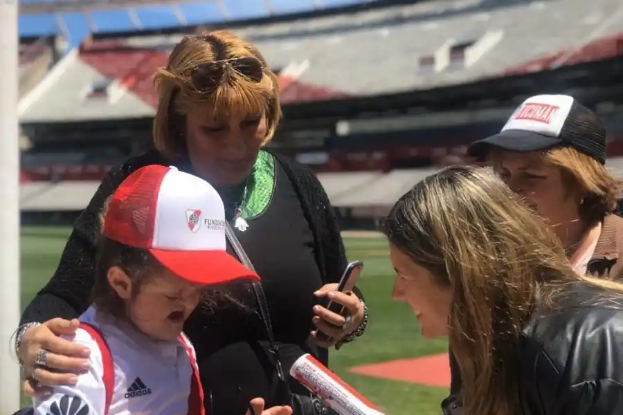EN EL MONUMENTAL. Sarita cumplió su sueño de conocer la cancha de River.