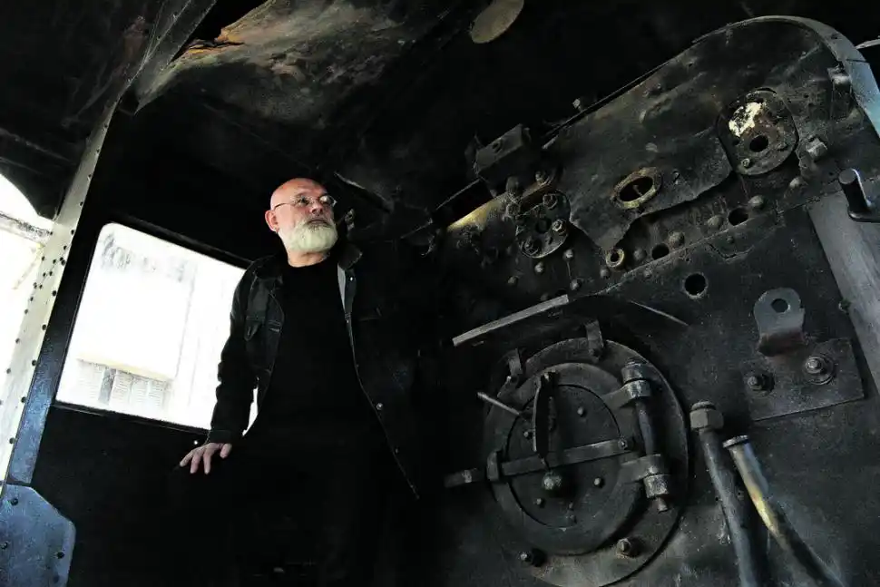 EN TAFÍ VIEJO. Alejandro Gomez Tolosa visita los talleres ferroviarios en desuso.