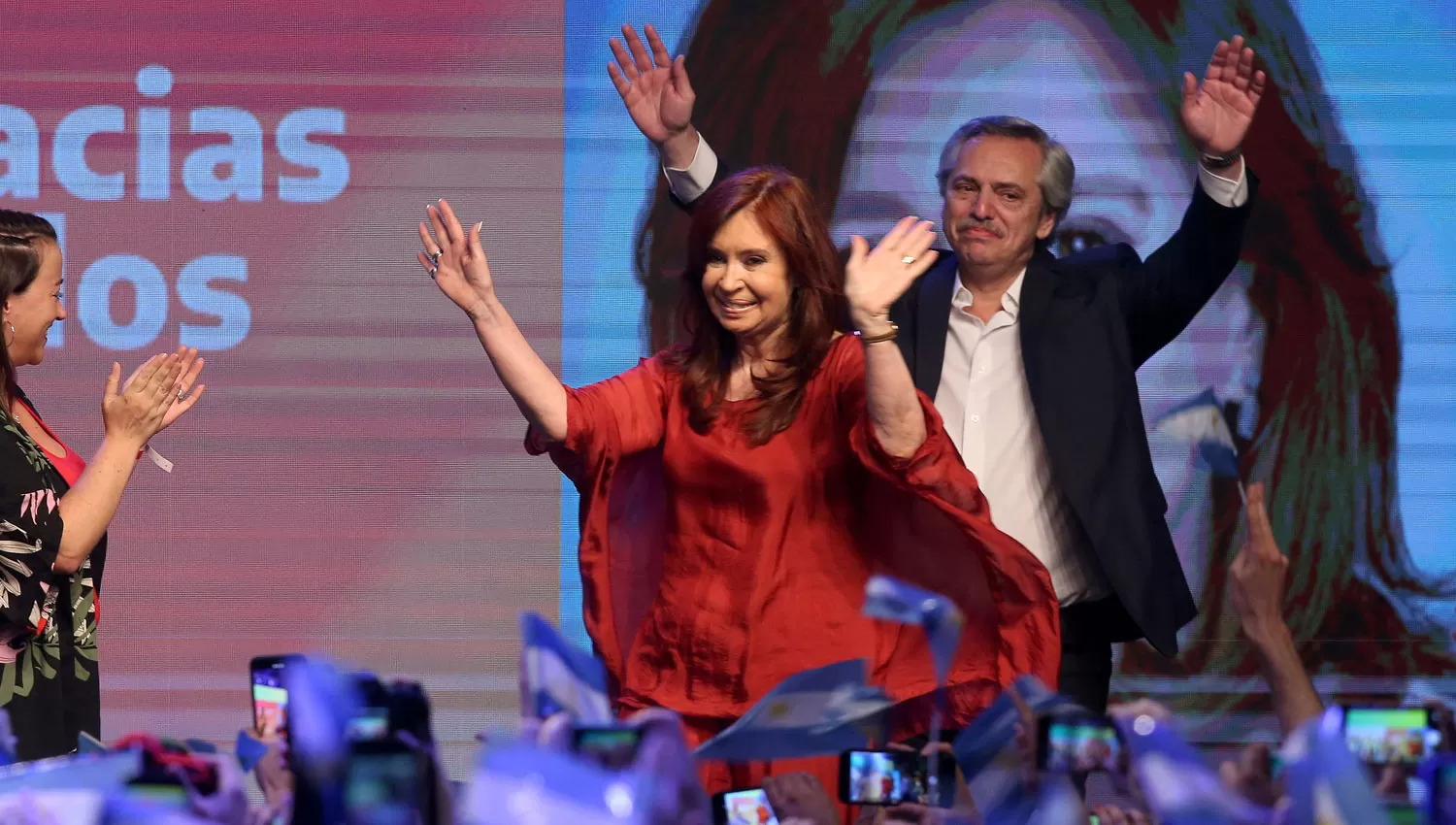 LA FÓRMULA GANADORA. Cristina Fernández y Alberto Fernández celebraron la victoria ante una multitud.