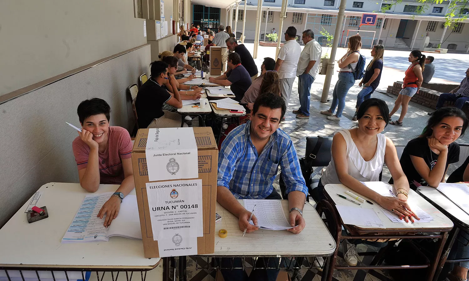 TODO BIEN. En una jornada tranquila, los tucumanos dijeron presente en las urnas. LA GACETA / ANTONIO FERRONI