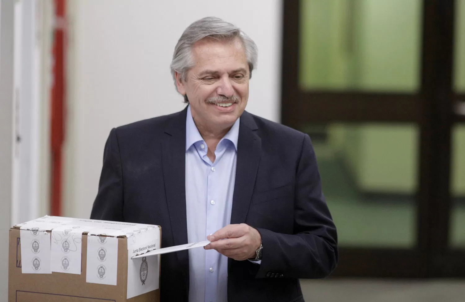 Con pétalos de rosa, recibieron a Alberto Fernández en donde votó