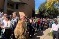 Largas colas de argentinos sufragar votar en Madrid: votó una señora de 93 años