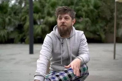 Del teatro al mundo virtual: Jorge Pinarello, la voz de Te lo resumo así nomás