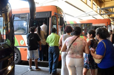 Con quejas por la espera, los tucumanos van a votar en colectivo y sin pagar