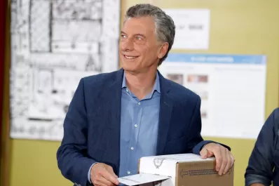 Entre selfies y medialunas, Macri emitió su voto