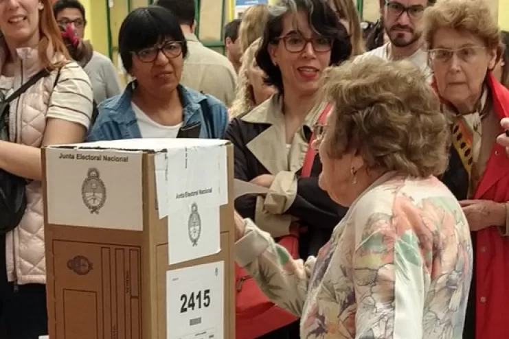 IMPECABLE. Una mujer de más de 100 años emitió su voto en Buenos Aires.