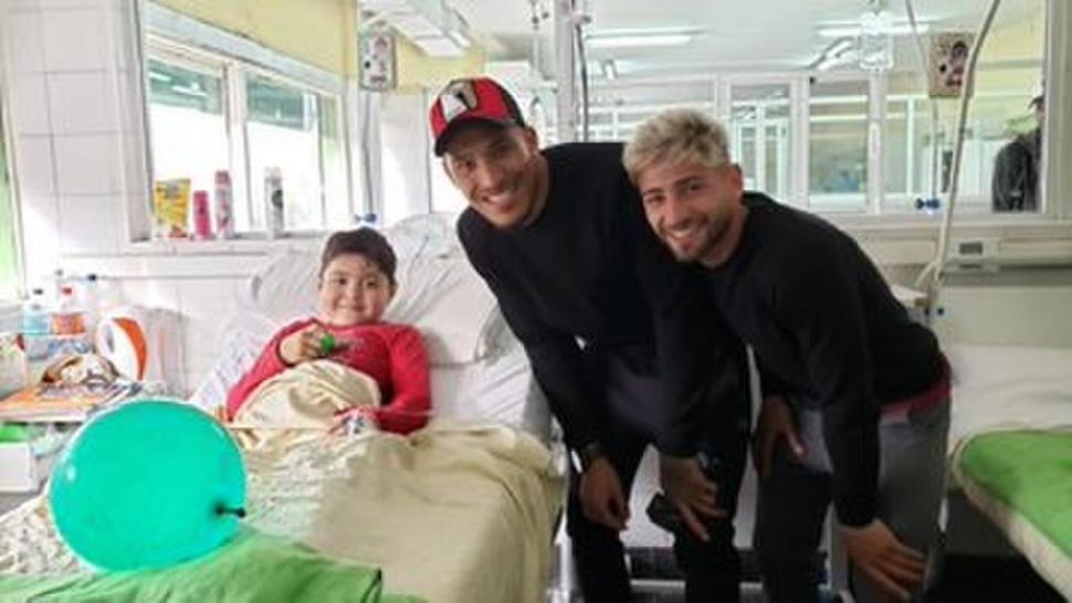 ALEGRÍA. Arce y Lamardo sonríen junto con un niño en el hospital. fotos prensa san martin