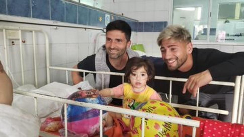 BIEN. Fernández y Lamardo, durante una visita al Hospital de Niños.