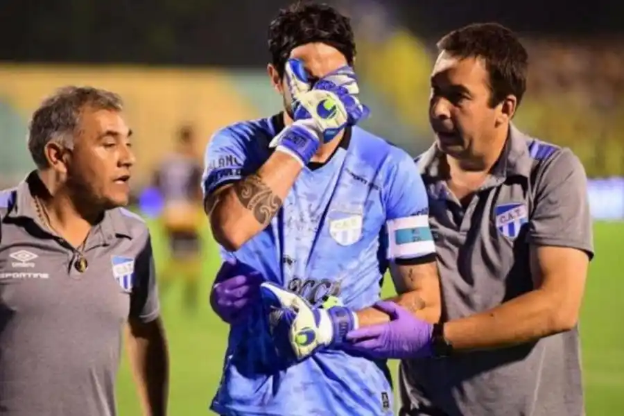 DOLOR. Lucchetti se rompió el tendón del hombro ante Rosario Central en 2017. 