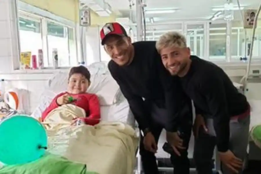 ALEGRÍA. Arce y Lamardo sonríen junto con un niño en el hospital. fotos prensa san martin