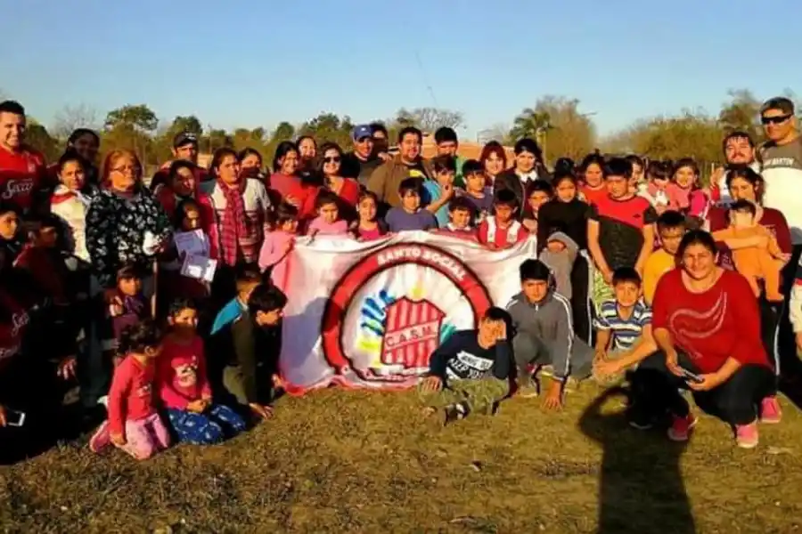 BUEN GESTO. Integrantes del programa “Santo Social”, durante la visita a Bella Vista que se realizó durante agosto. 
