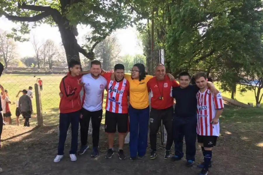 IMPEA II. Los chicos posan felices, con el utilero Cano y con Troitiño.