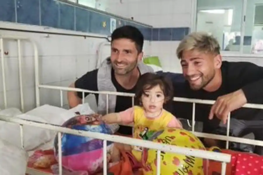 BIEN. Fernández y Lamardo, durante una visita al Hospital de Niños.