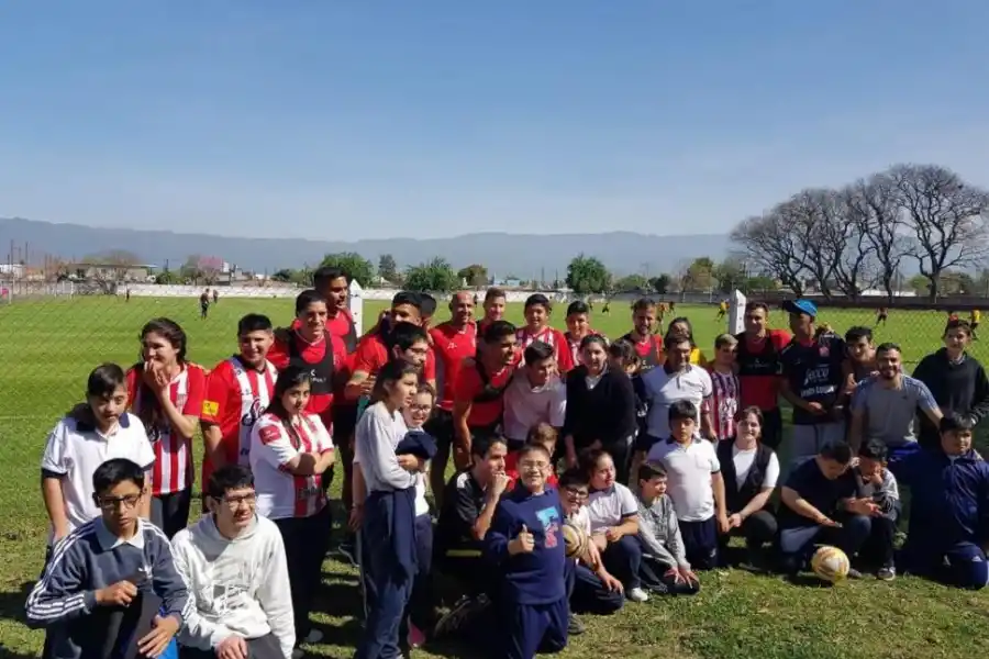 IMPEA I. El plantel recibió a los alumnos en el complejo, al término de un entrenamiento. 