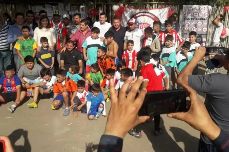 POSTAL. El pasado 5 de octubre, “Santo Social” hizo pasar una gran jornada a los niños de Famailllá.