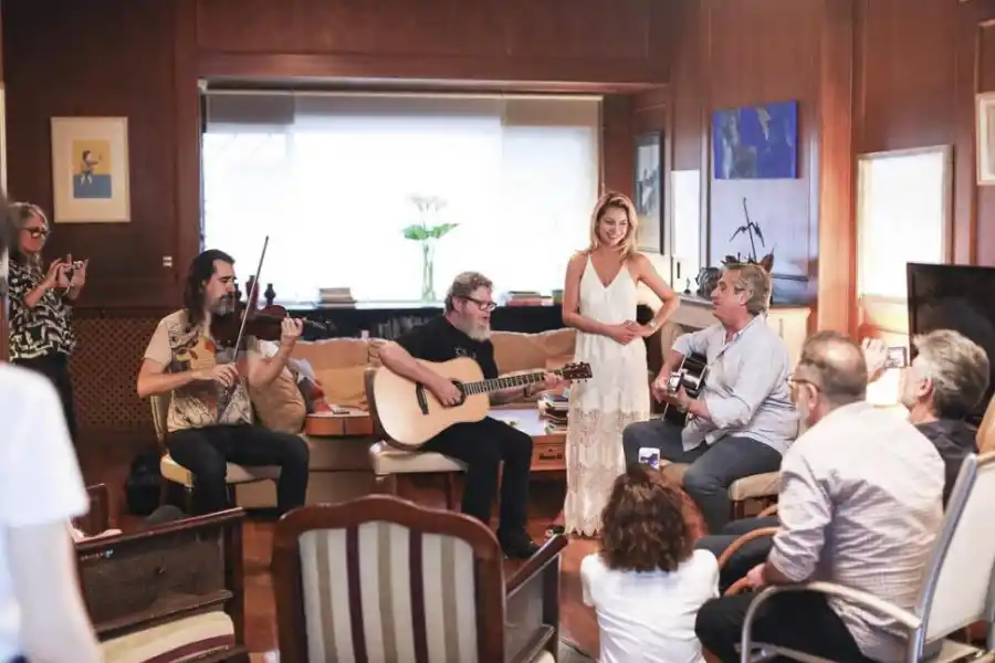 A TODA MÚSICA. Alberto Fernández compartió un almuerzo con amigos y guitarreó con Gustavo Santaolalla. frente de todos 