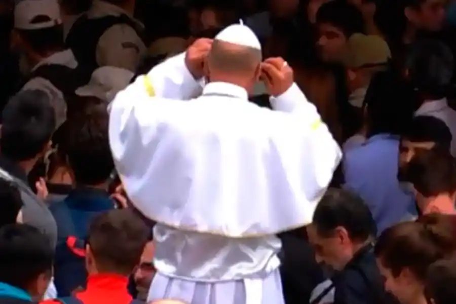 DISFRAZ. Un hombre vestido de Papa esperó al candidato en la puerta de la universidad. 