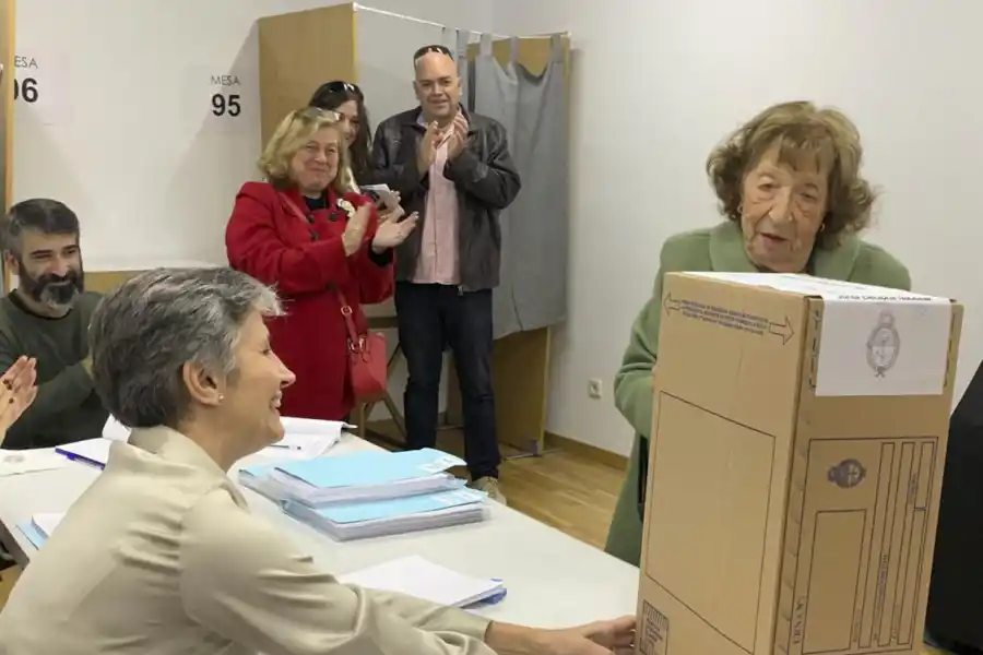 Largas colas de argentinos sufragar votar en Madrid: votó una señora de 93 años