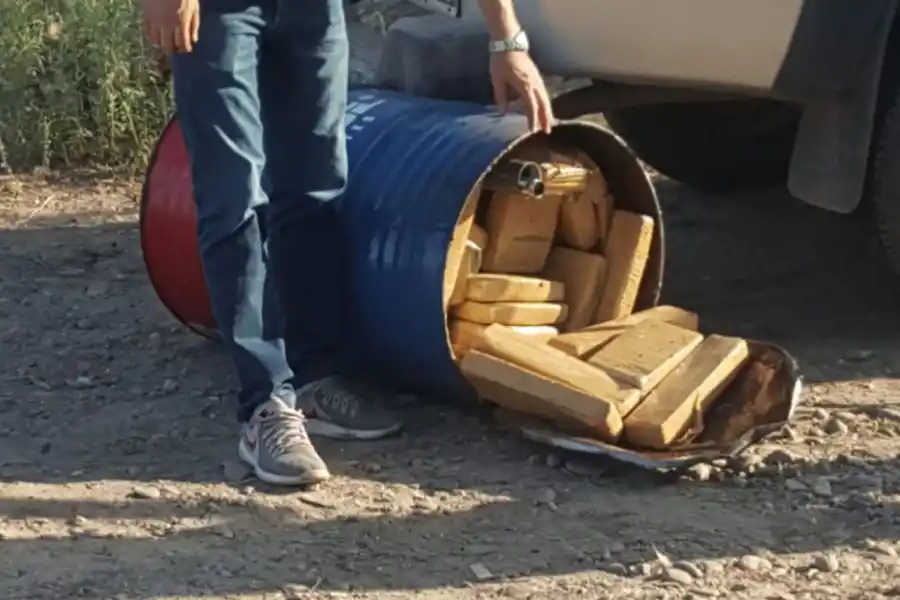Intentaron escapar con 120 panes de marihuana escondidos en un tacho