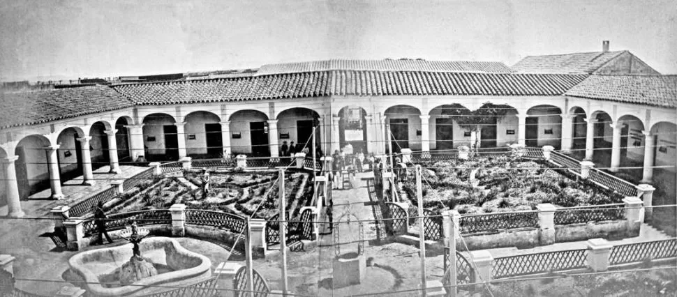 EL LOCAL. Patio del Colegio Nacional -hoy Escuela Sarmiento- donde funcionó unos pocos años el Colegio San Miguel, en una foto de 1870.