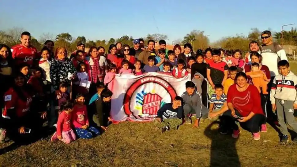 BUEN GESTO. Integrantes del programa “Santo Social”, durante la visita a Bella Vista que se realizó durante agosto. 