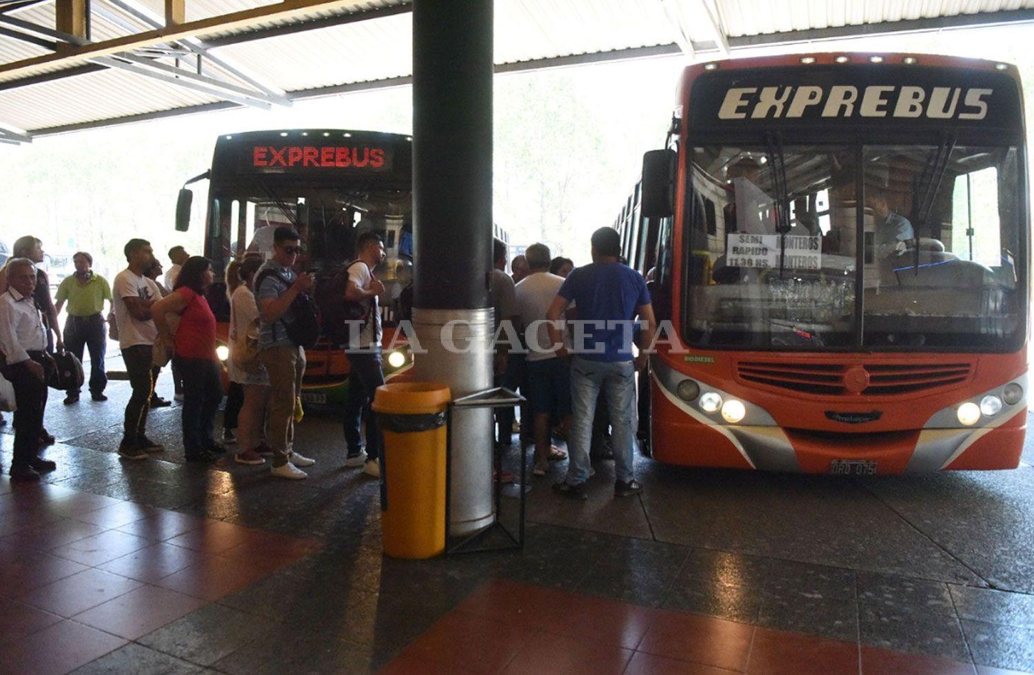 Con quejas por la espera, los tucumanos van a votar en colectivo y sin pagar
