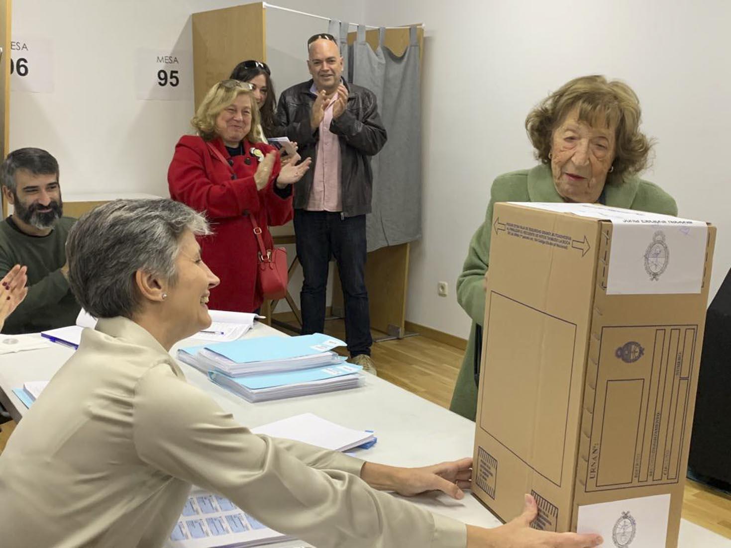 Largas colas de argentinos sufragar votar en Madrid: votó una señora de 93 años