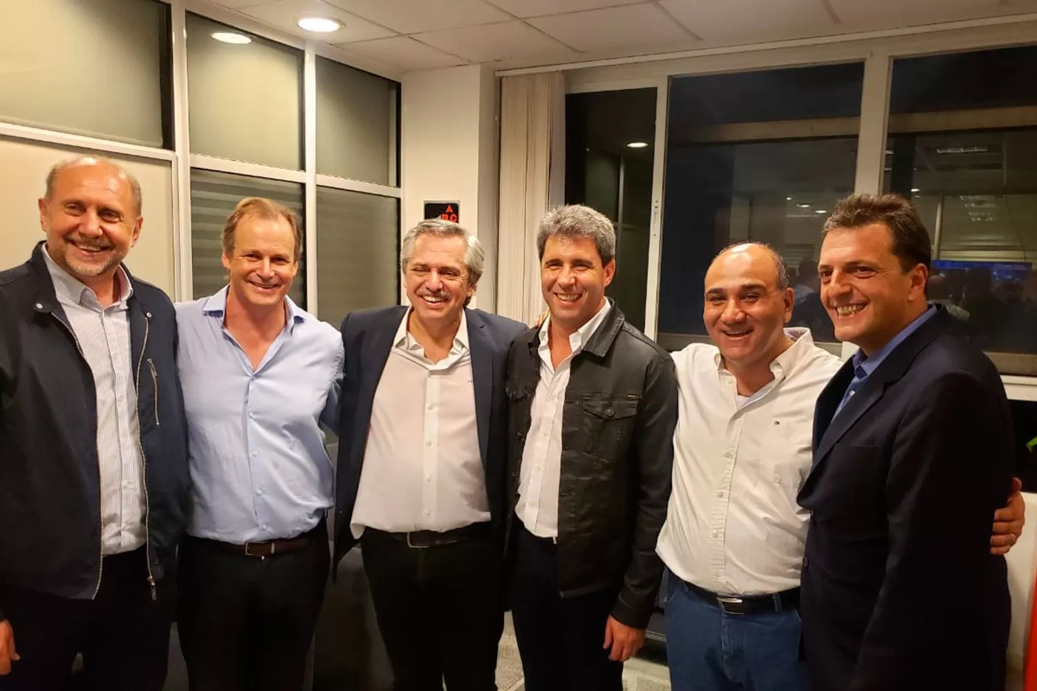 Alberto Fernández y los gobernadores del PJ anoche en Buenos Aires, tras la victoria en primera vuelta.