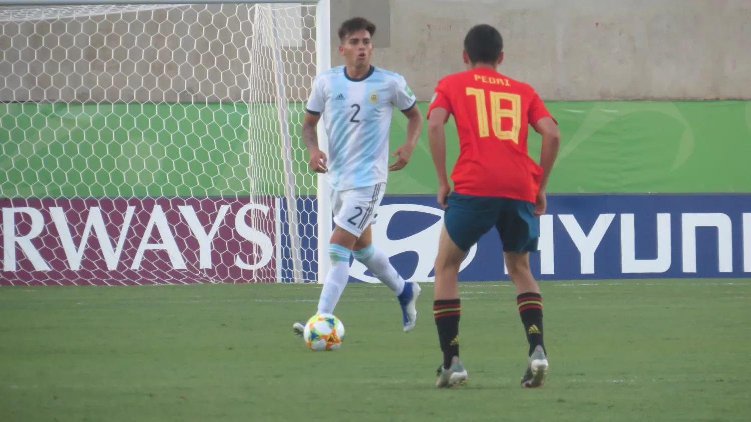 Alexis Flores, marcador central argentino, sale jugando ante la marca del español Pedri González. (FOTO TOMADA DE Twitter @Argentina)