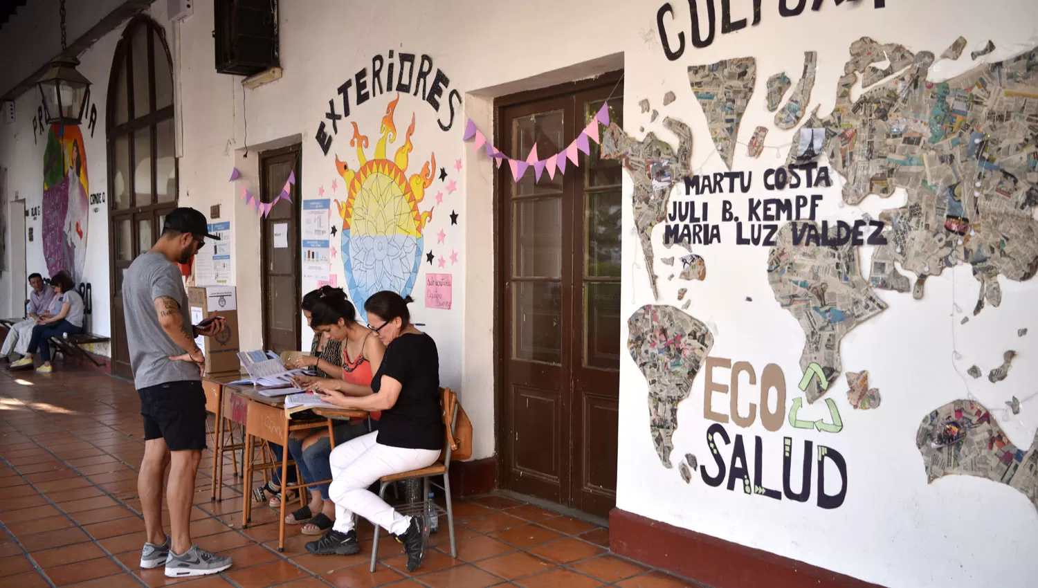 SIN CLASES. Las instituciones educativas tucumanas en las que se sufragó permanecerán cerradas.