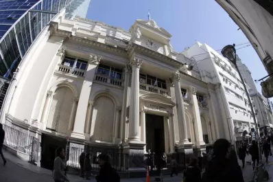 Mientras los depósitos en dólares cayeron en noviembre, los confirmados en pesos aumentaron