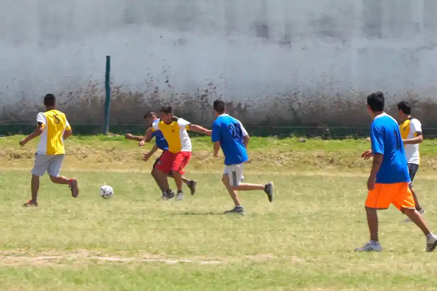 Campeonato histórico en Villa Urquiza: 12 equipos de distintas unidades se enfrentan en el fútbol
