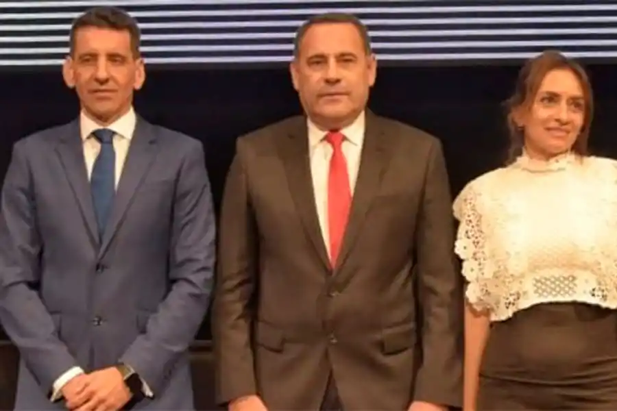 MESA DE CONDUCCIÓN. Gerónimo Vargas Aignasse, Regino Amado y Sandra Orquera.