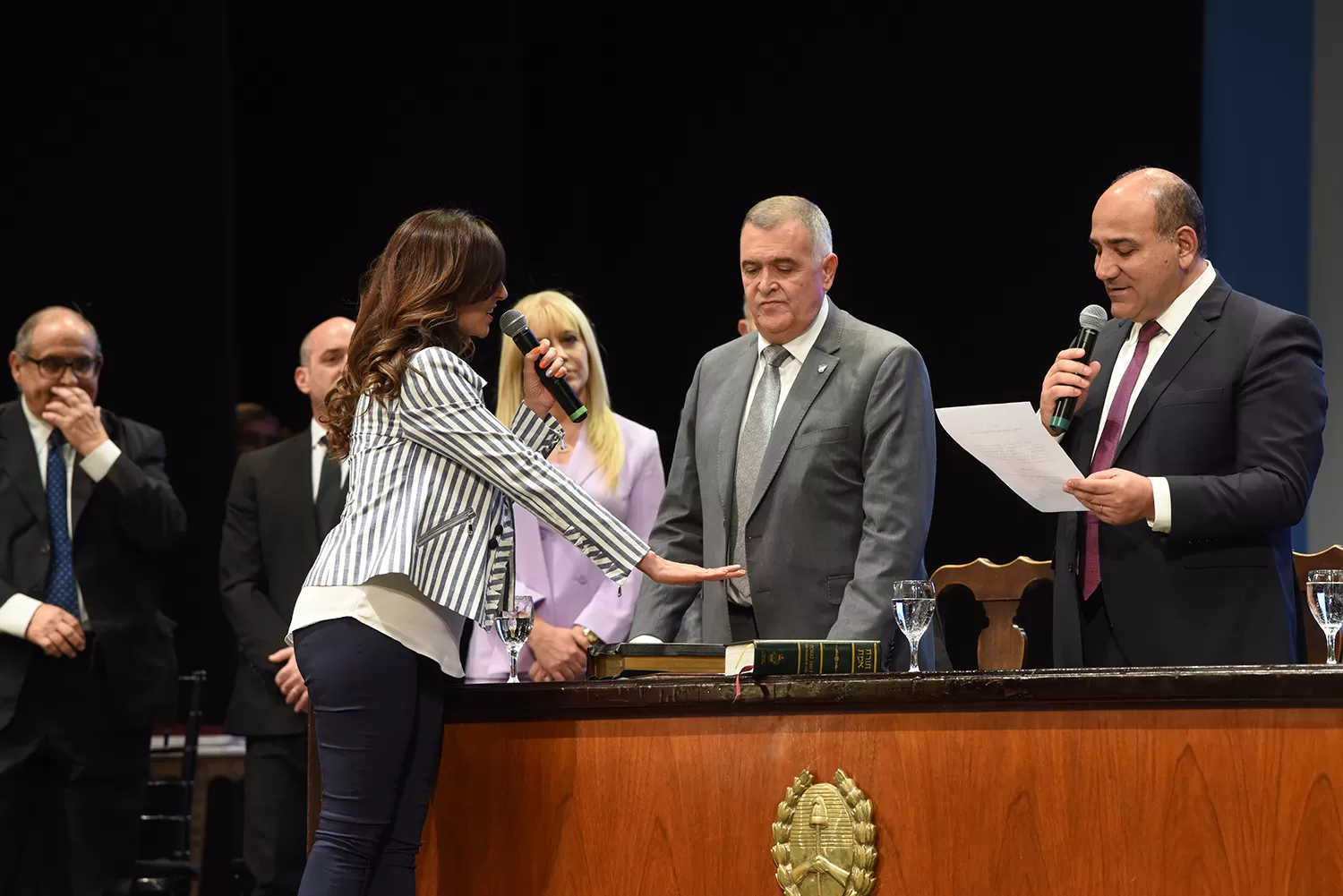 El Gobernador Juan Manzur le toma juramento a Carolina Vargas Aignasse, primera ministra de Gobierno de Tucumán.