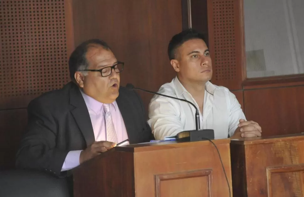 EN EL SECTOR DE LOS ACUSADOS. El defensor Aybar Argañaraz presenta un planteo de nulidad en presencia de Ruiz, el funcionario público imputado. la gaceta / foto de ANTONIO FERRONI