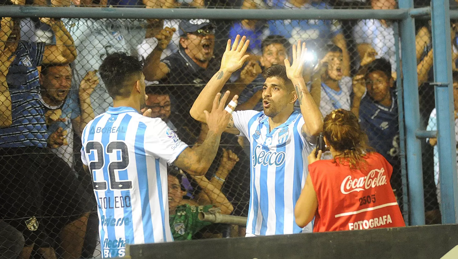 DUPLA OFENSIVA. Díaz y Toledo festejaron el gol que sentenció el partido. LA GACETA/FOTO DE HÉCTOR PERALTA