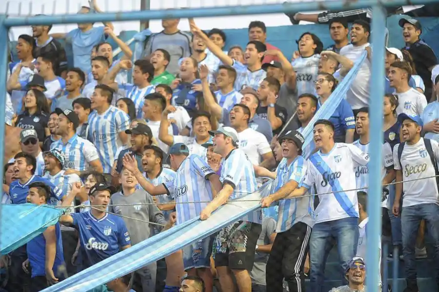 HAY QUE SABER SUFRIR. En las plateas, el desahogo llegó sobre el final. la gaceta / foto de hector peralta