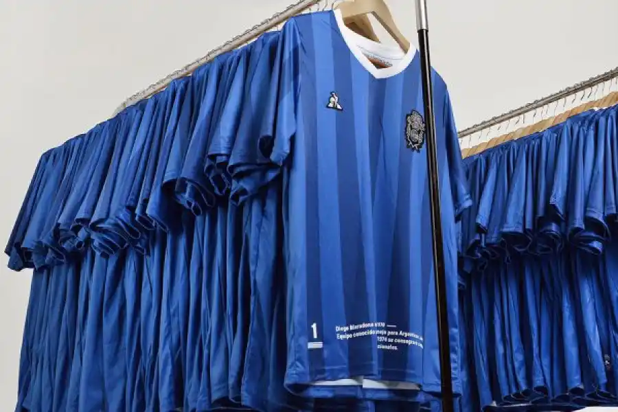 Todos la van a querer: Gimnasia lanzó una camiseta especial en homenaje a Maradona