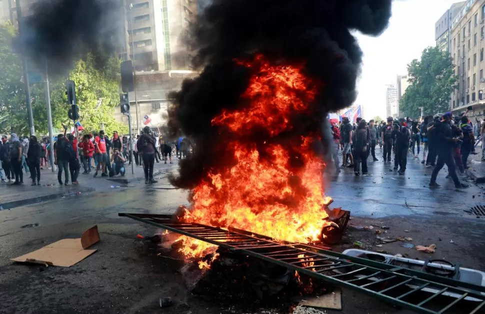BARRICADAS. Los manifestantes volvieron a cortar el tránsito en los alrededores del palacio de La Moneda. Reuters