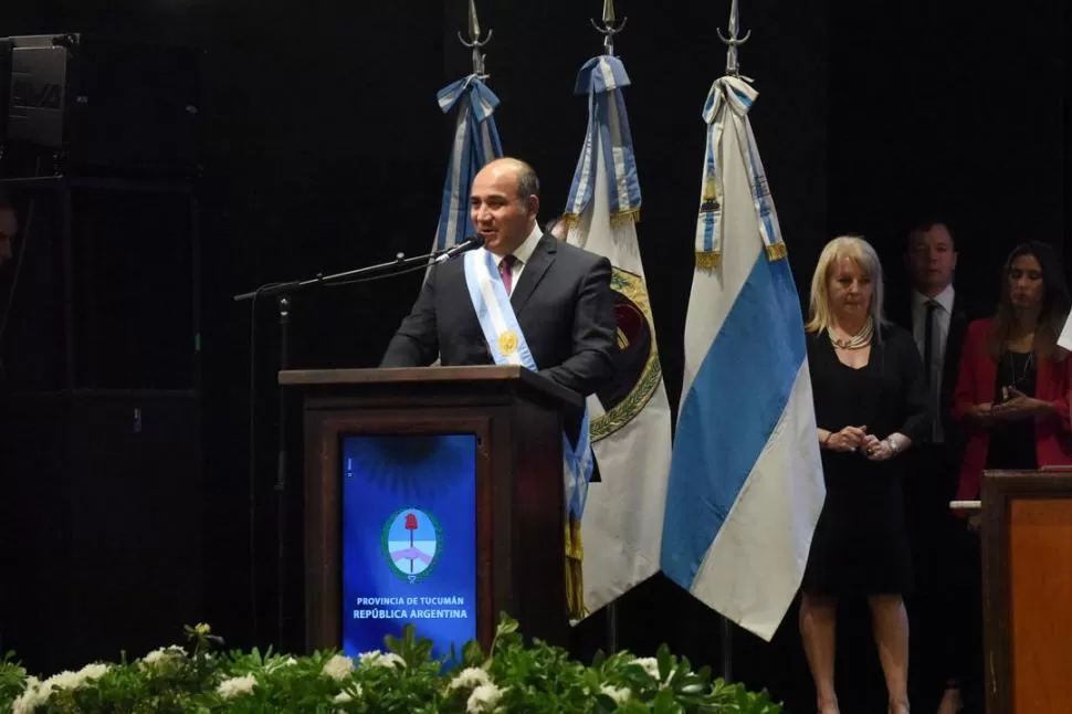 DISCURSO. El gobernador Juan Manzur habla desde el escenario del teatro. la gaceta / foto de Analía Jaramillo