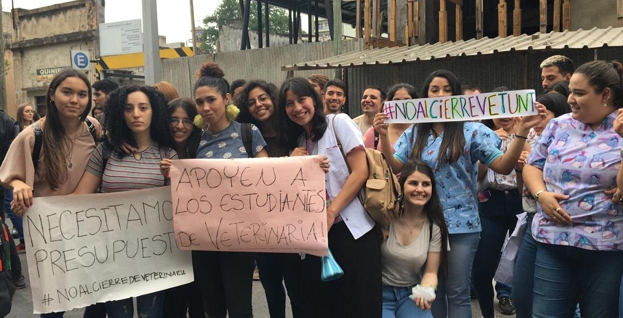 Estudiantes de Veterinaria protestan en el Rectorado para evitar el cierre de la carrera