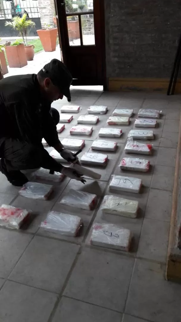 TRABAJO. Un gendarme controla los paquetes de cocaína incautados.  