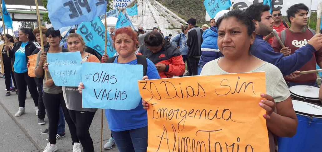 Barrios de Pie reclama la Ley de Emergencia Alimentaria en el puente Lucas Córdoba