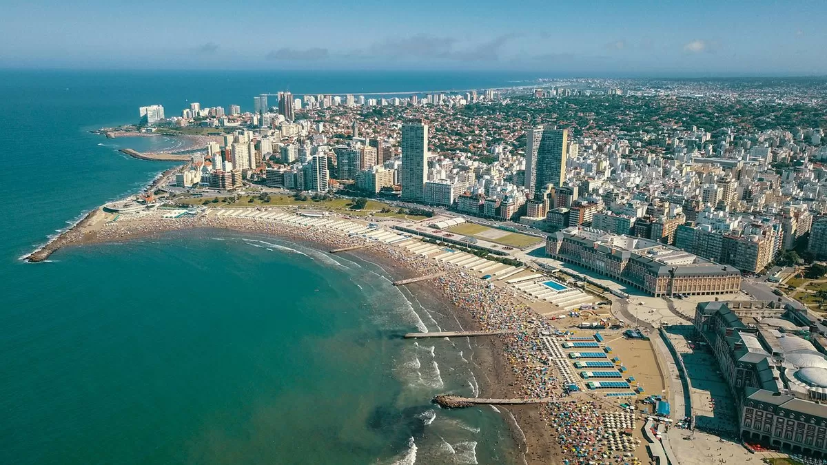MAR DEL PLATA. La playa sigue siendo el paisaje más elegido por los argentinos para las vacaciones de verano.