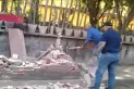 Habían puesto una parrilla y un horno sobre la vereda: los municipales demolieron todo
