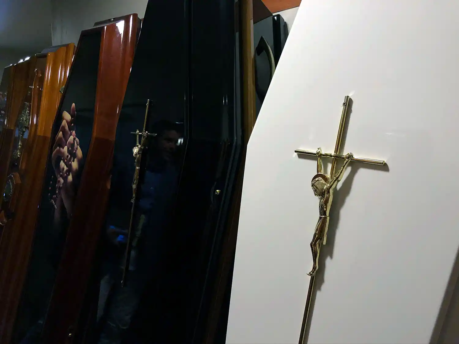 PARA TODOS LOS GUSTOS. El cliente puede elegir el ataúd de su muerte. LA GACETA / LEO NOLI