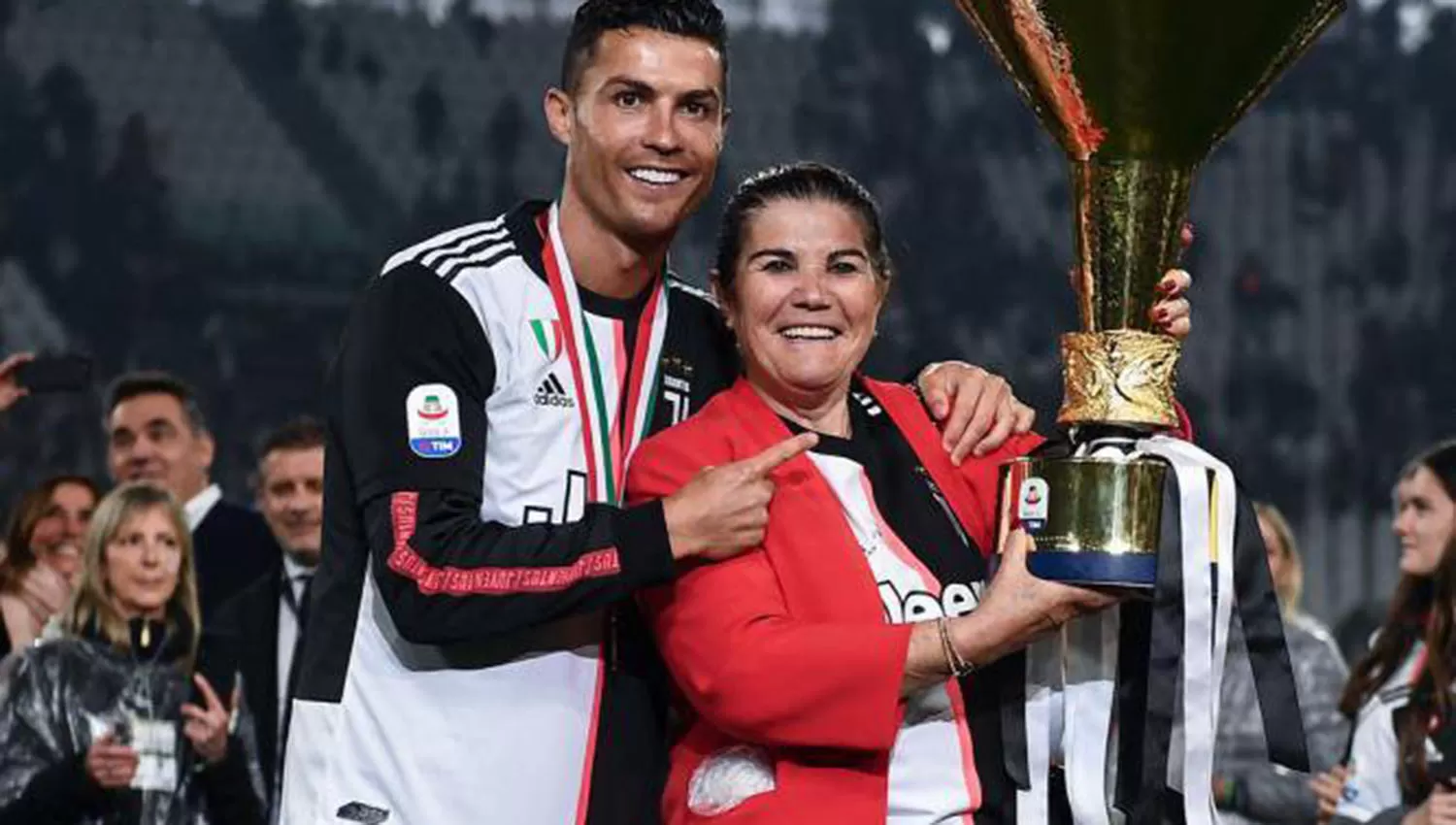 CR7 junto a su madre, en los festejos de Juventus por el título en el Calcio. (FOTO TOMADA DE twitter.com)
