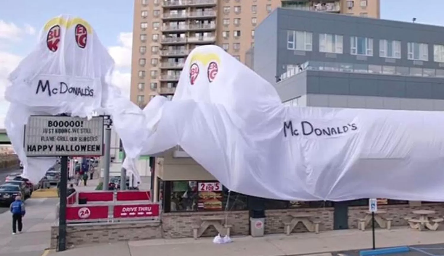 Un restaurante de Burger King se vistió de McDonald’s para Halloween
